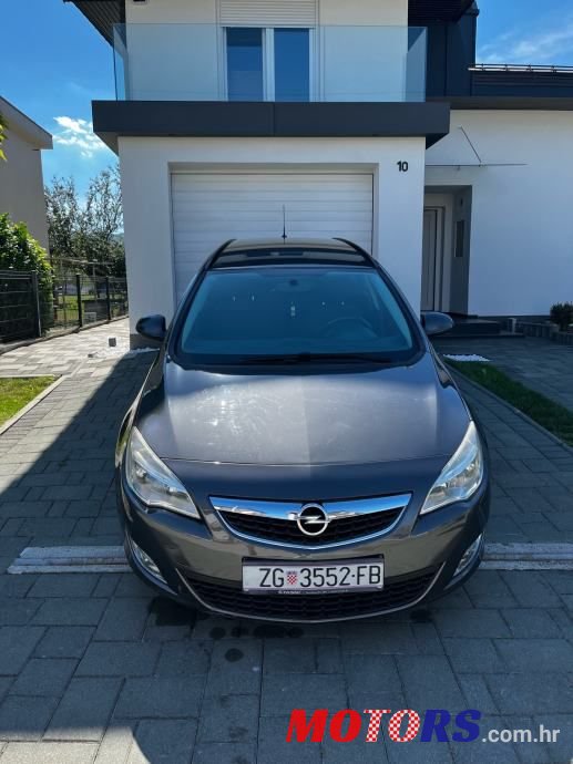 2013' Opel Astra Karavan photo #2