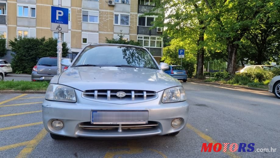 2000' Hyundai Accent photo #3