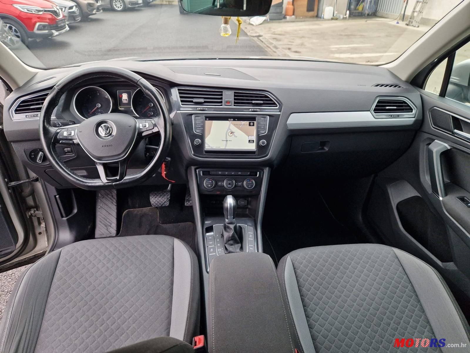 2016' Volkswagen Tiguan photo #3