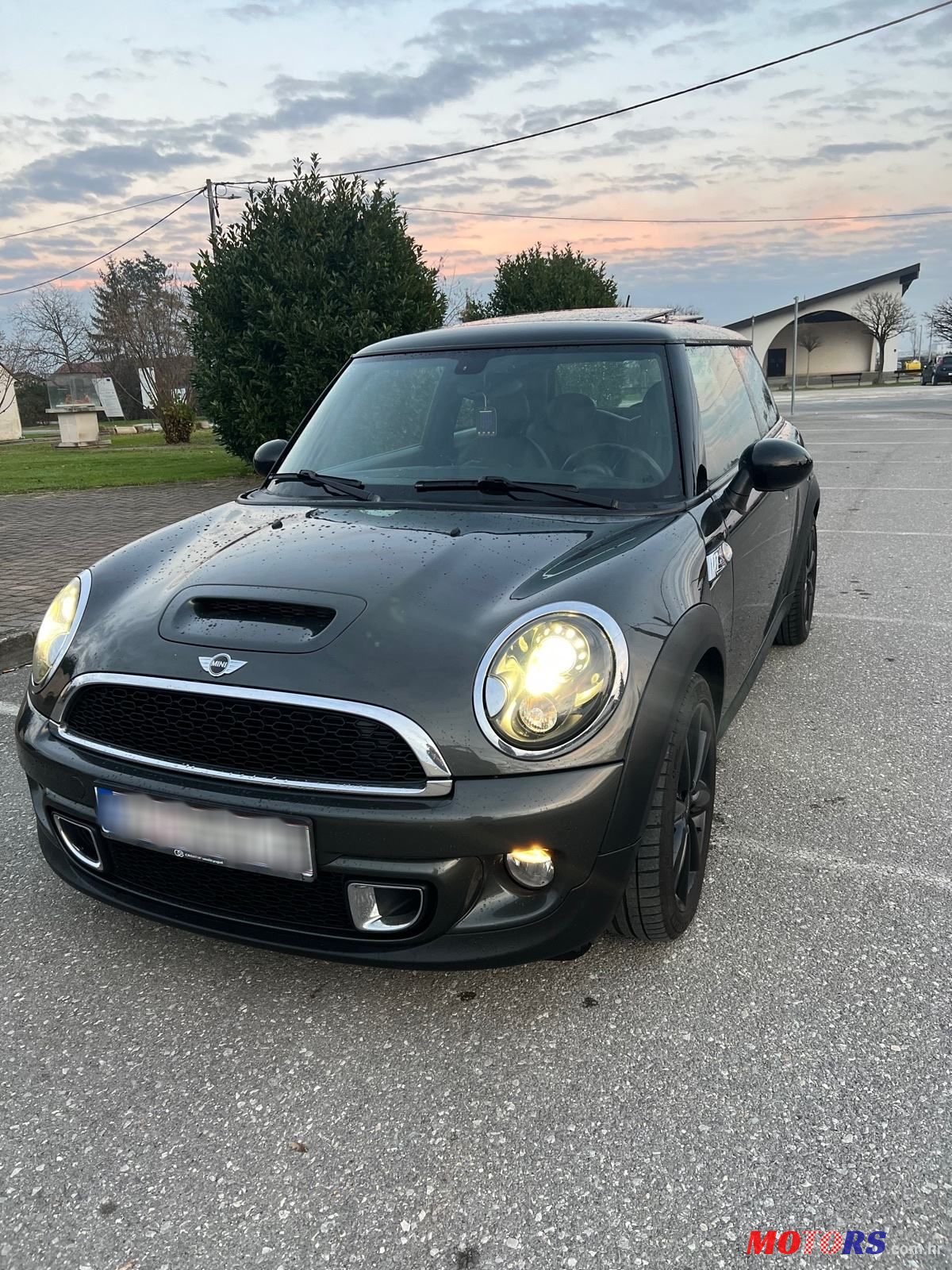 2011' MINI Cooper Cooper photo #2