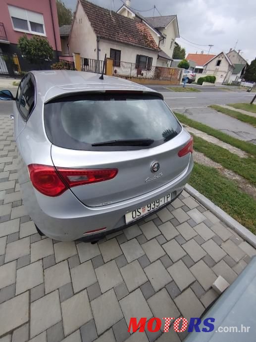 2011' Alfa Romeo Giulietta photo #3