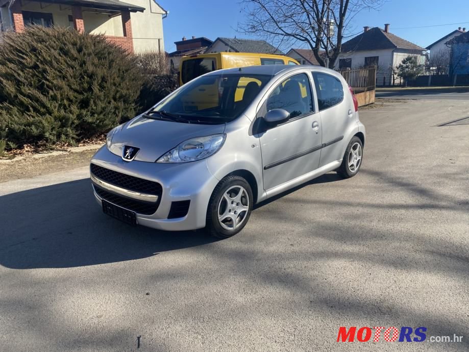 2011' Peugeot 107 1,0 photo #1