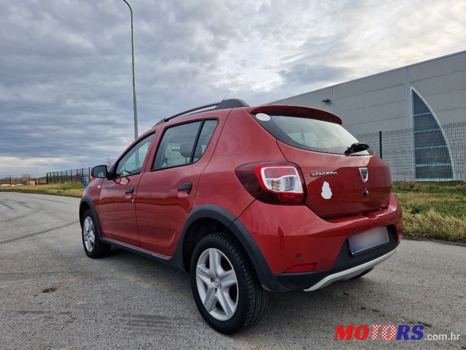 2013' Dacia Sandero photo #6