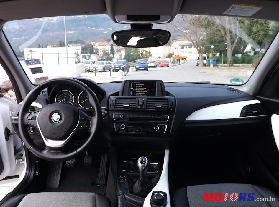 2012' BMW 1 Series 5 Door photo #5