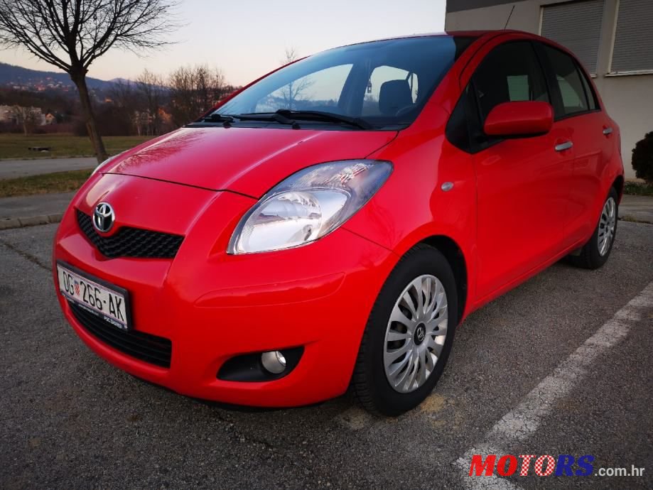 2011' Toyota Yaris photo #1