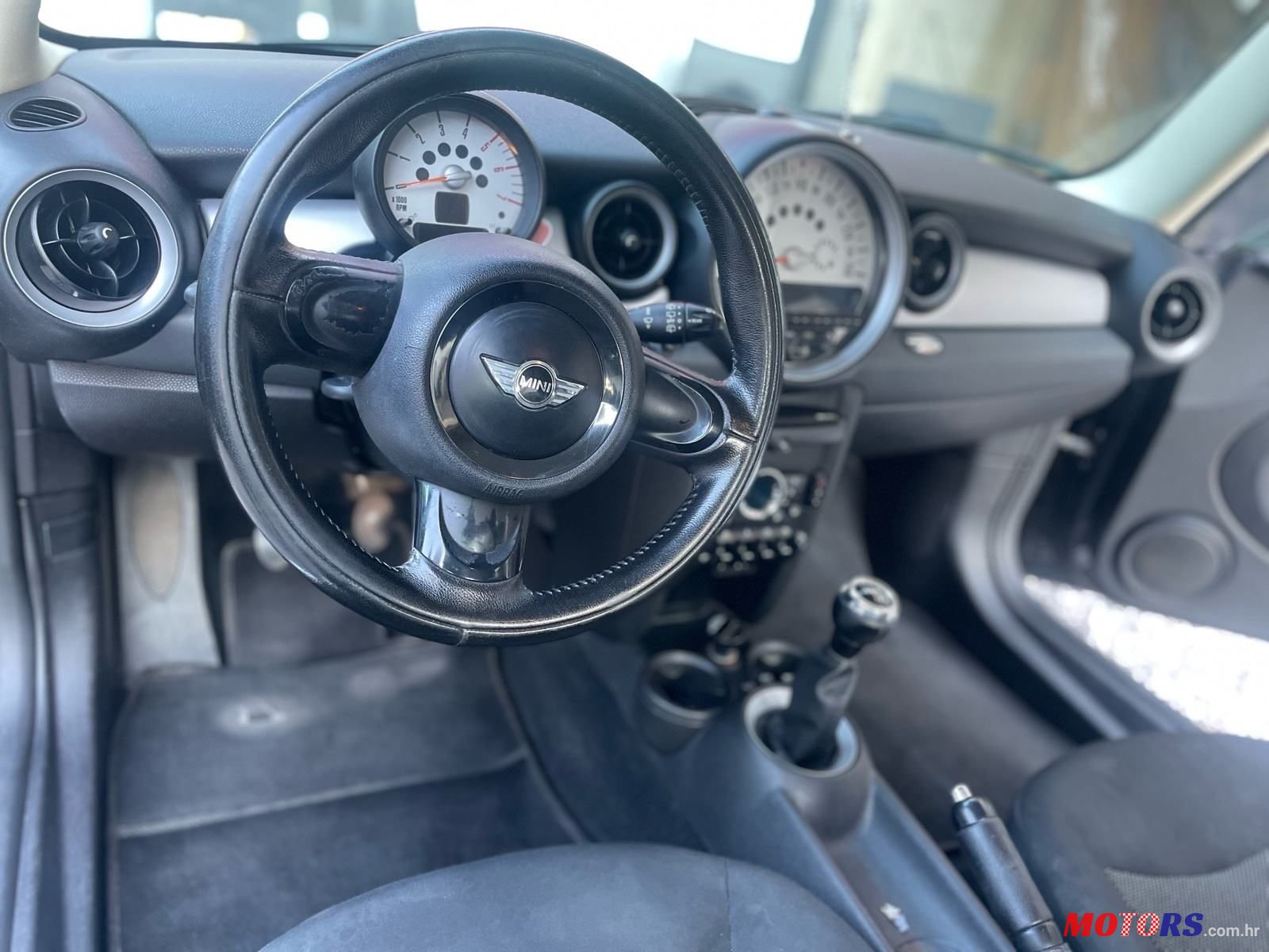 2010' MINI Cooper Cooper D photo #1