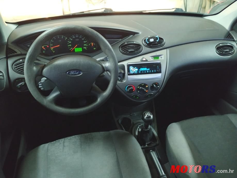 2004' Ford Focus photo #2