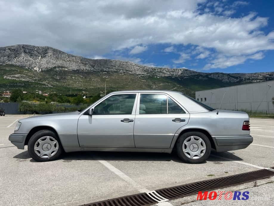 1993' Mercedes-Benz 124 200 D photo #5
