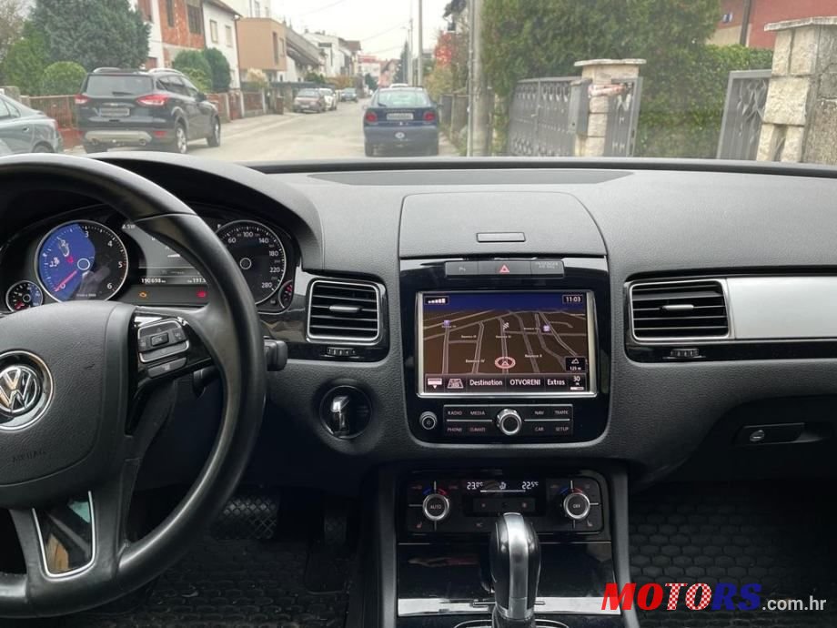 2013' Volkswagen Touareg photo #6