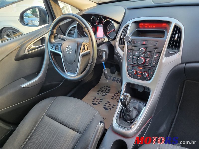 2011' Opel Astra Karavan photo #2