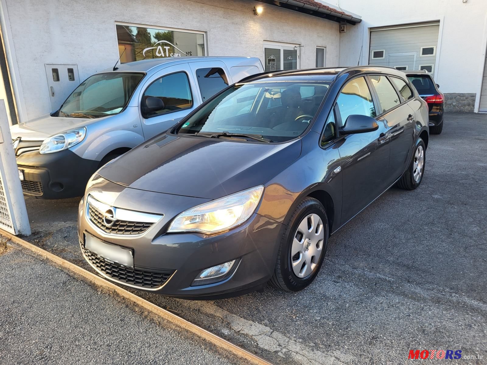 2011' Opel Astra Karavan photo #1