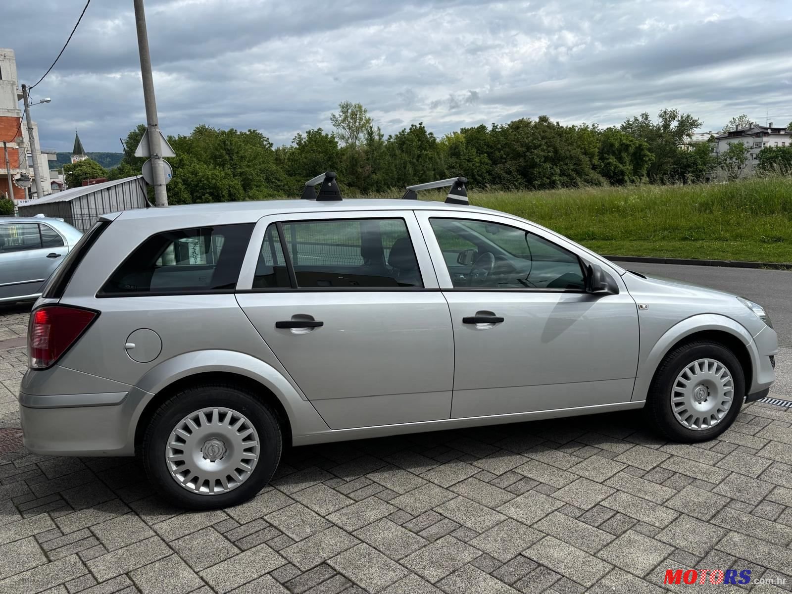 2010' Opel Astra Karavan photo #6