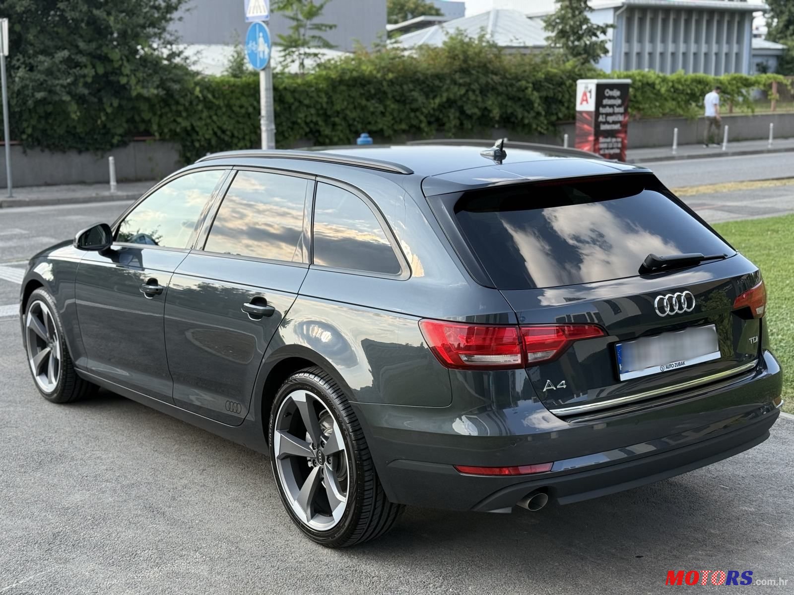 2017' Audi A4 Avant photo #4