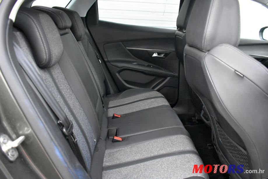 2020' Peugeot 3008 photo #6