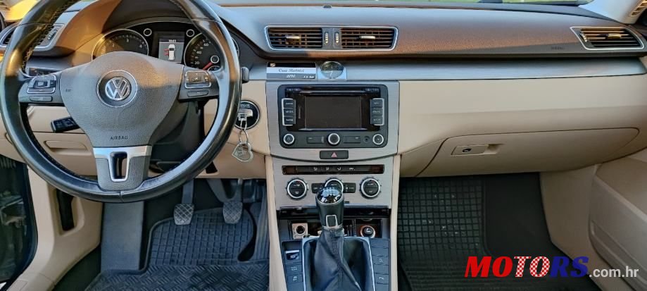 2013' Volkswagen Passat Variant photo #2