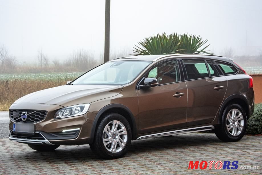 2018' Volvo V60 Cross Country D3 photo #3