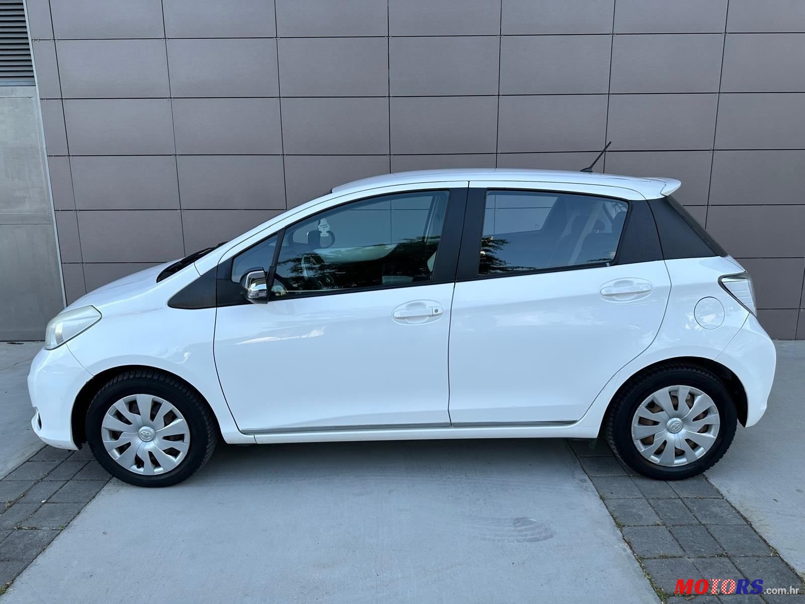 2013' Toyota Yaris 1.3 photo #2