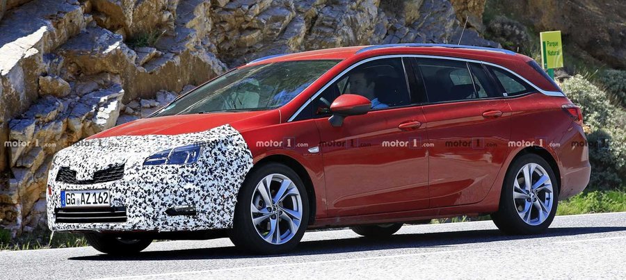 Opel Astra Wagon Facelift Spied Almost Camo-Free