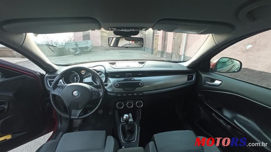 2011' Alfa Romeo Giulietta photo #3
