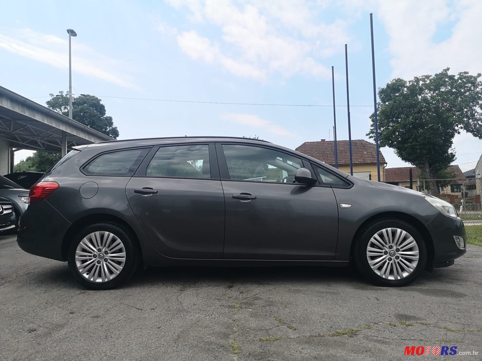 2012' Opel Astra Karavan photo #5