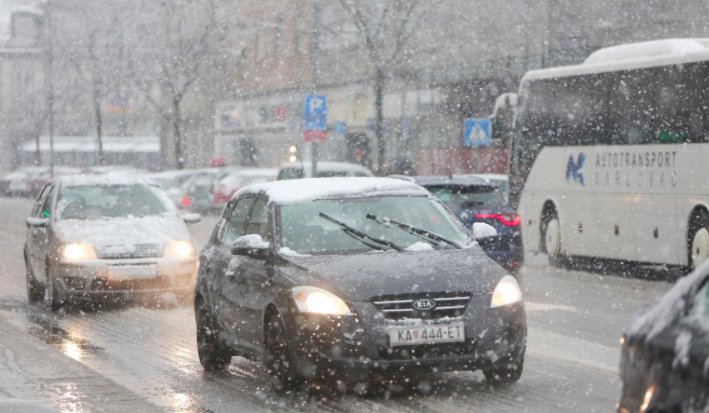 Kaos na cestama: Puše jak vjetar i pada gust snijeg koji otežavaju promet