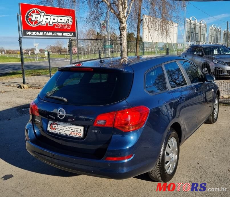 2011' Opel Astra Karavan photo #6