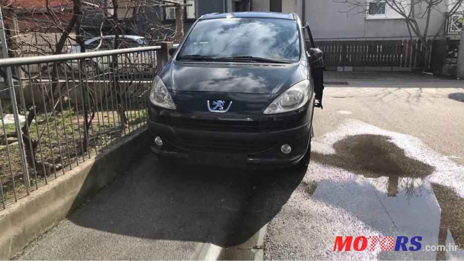 2006' Peugeot 1007 1.6 Hdi photo #2