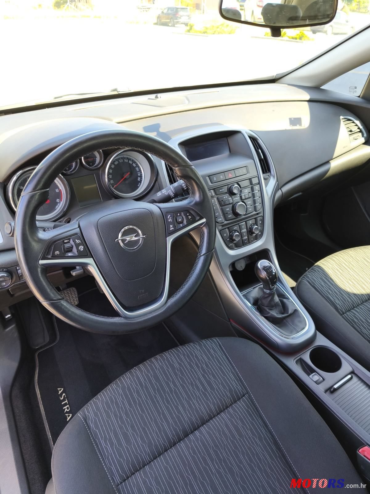 2015' Opel Astra Karavan photo #2