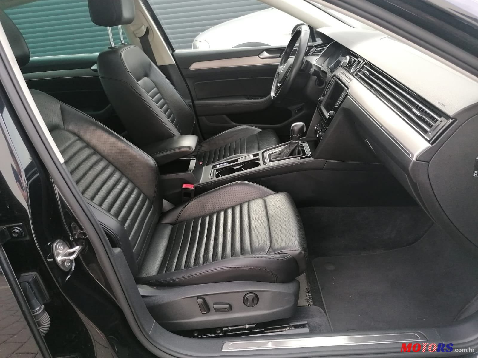 2015' Volkswagen Passat photo #6