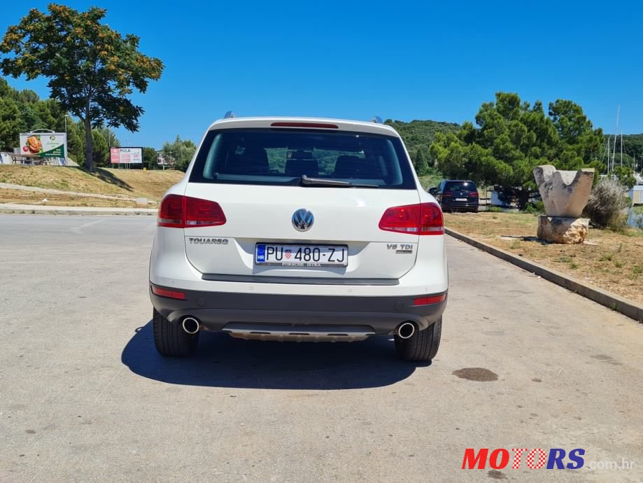 2011' Volkswagen Touareg photo #6