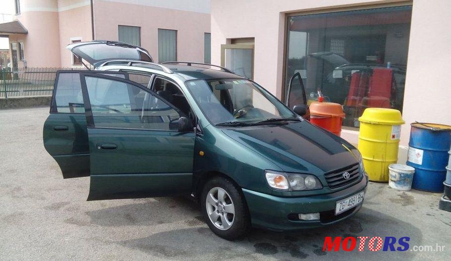 1999' Toyota Picnic 2.2 Td photo #1