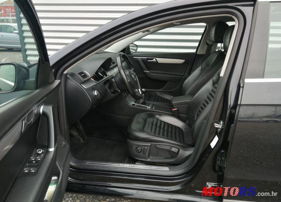 2011' Volkswagen Passat Variant photo #1