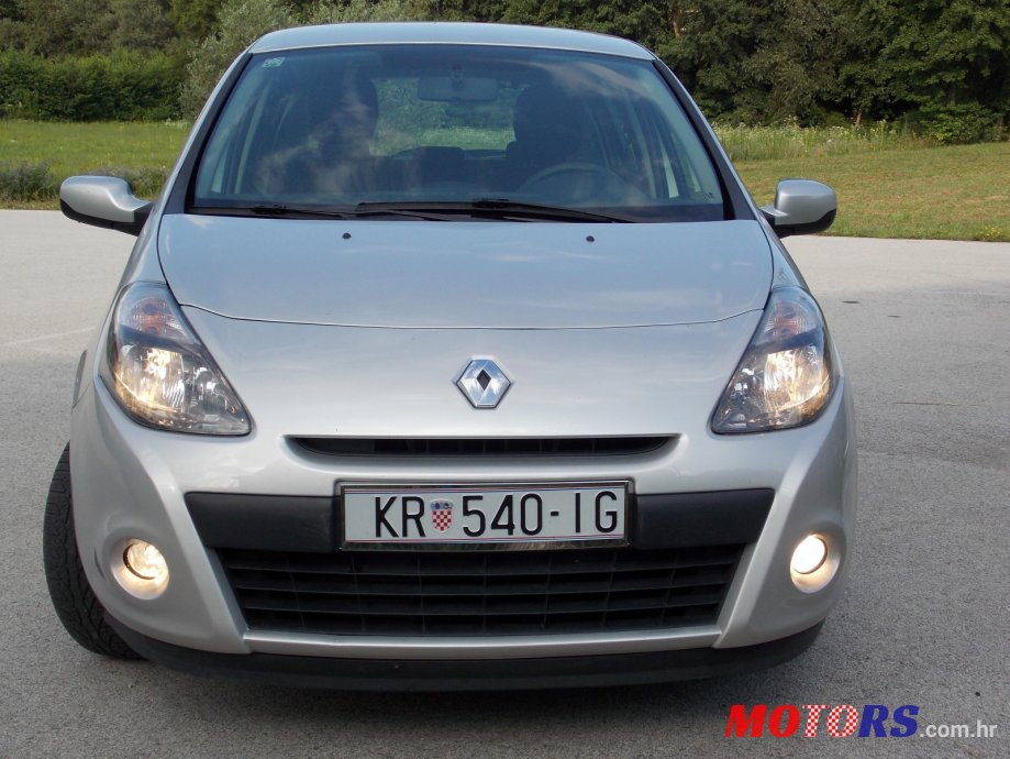 2011' Renault Clio photo #1
