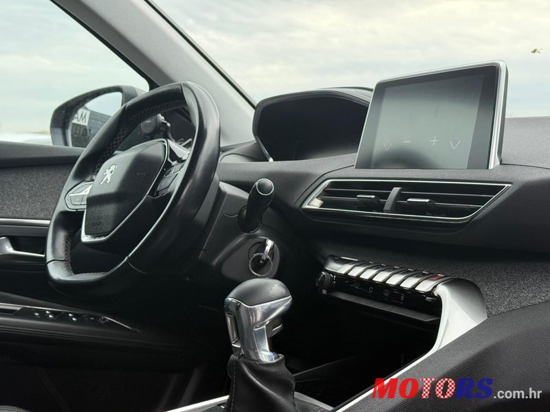 2018' Peugeot 3008 1,2 Puretech photo #3