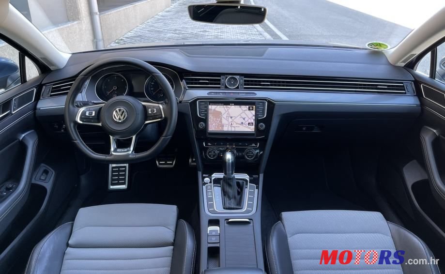 2015' Volkswagen Passat photo #6