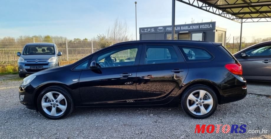 2011' Opel Astra Karavan photo #2