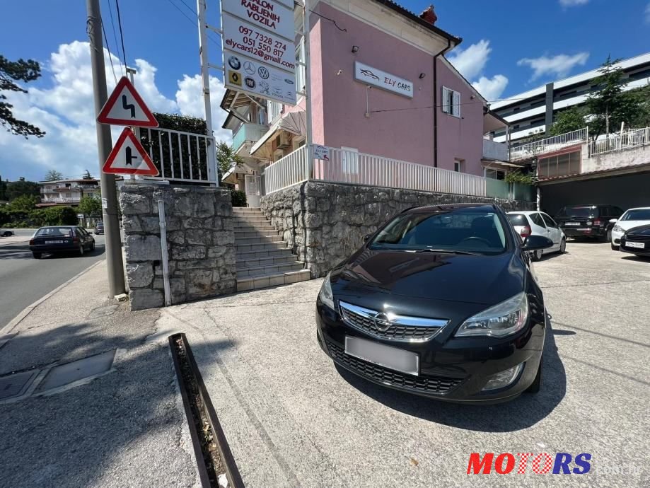 2012' Opel Astra photo #5