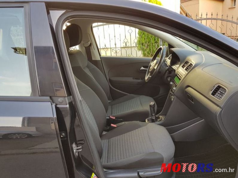 2011' Volkswagen Polo photo #6