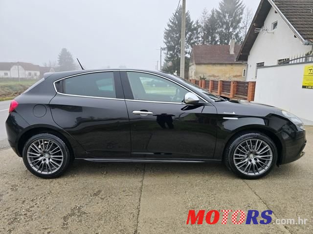 2013' Alfa Romeo Giulietta photo #4