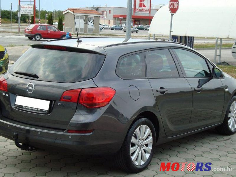 2011' Opel Astra Karavan photo #2