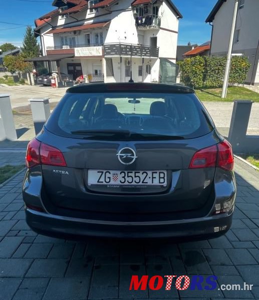 2013' Opel Astra Karavan photo #6