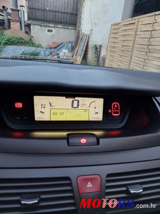 2011' Citroen C4 Picasso photo #4