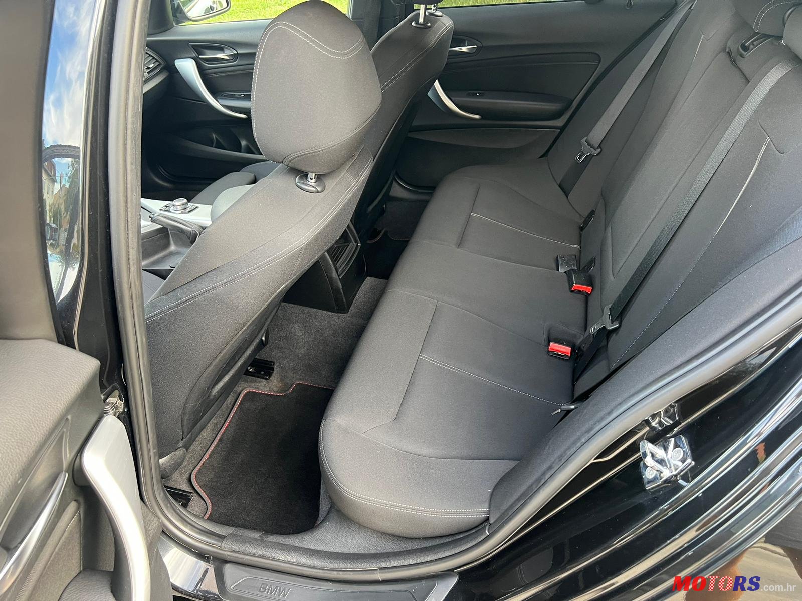 2012' BMW 1 Series 5 Door photo #3