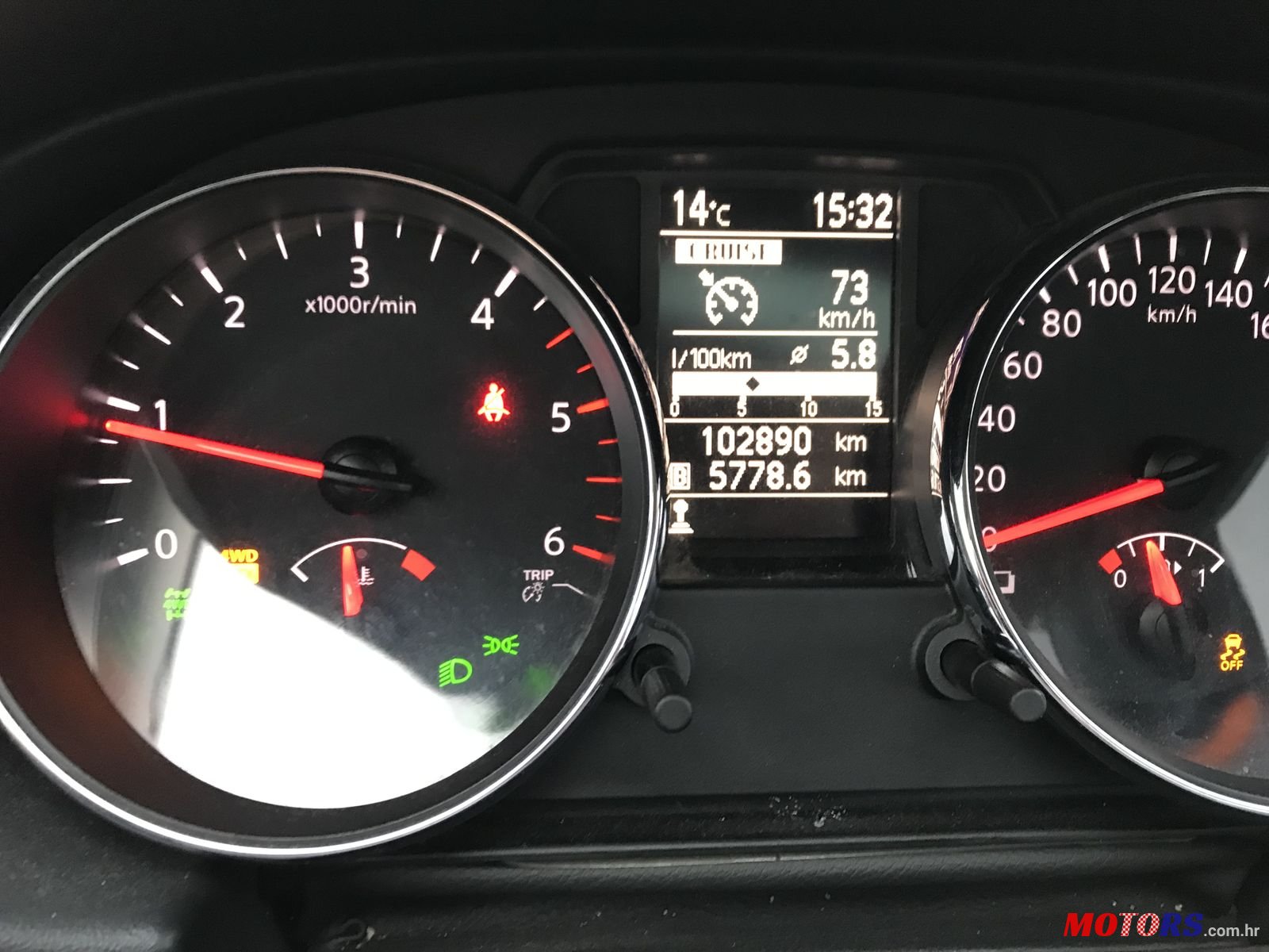 2014' Nissan Qashqai+2 4x4 photo #4