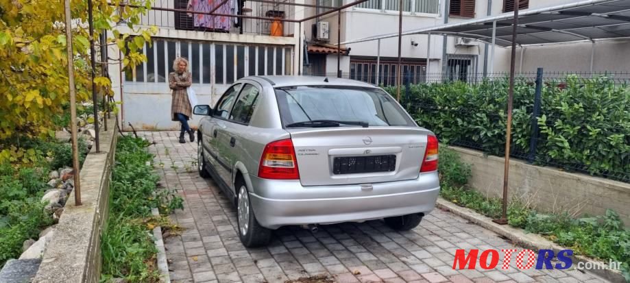 2005' Opel Astra 1.4 16V photo #3