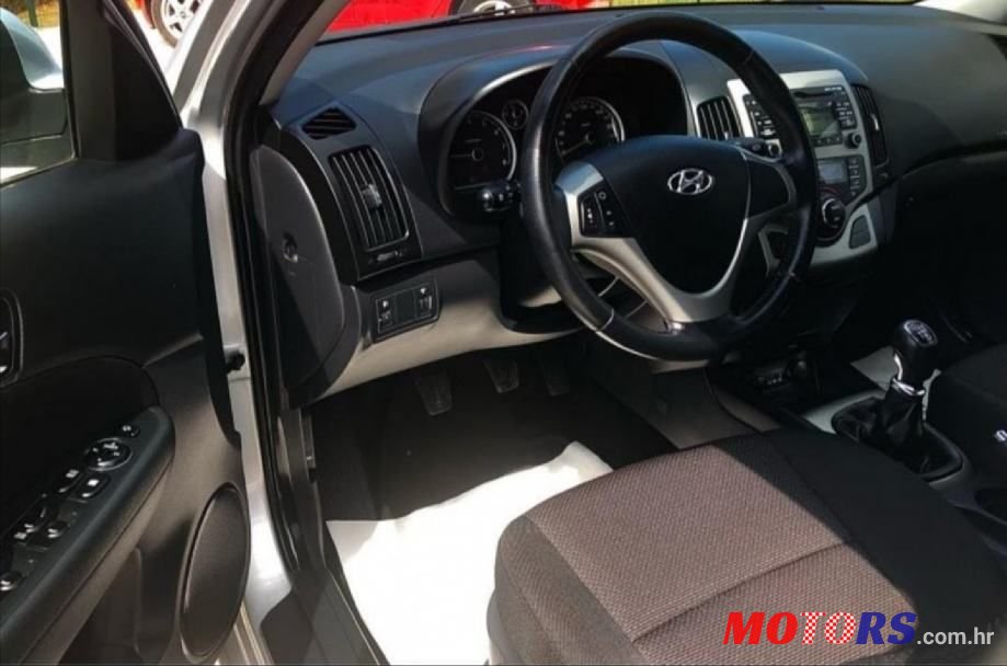 2011' Hyundai i30 1.4 photo #2