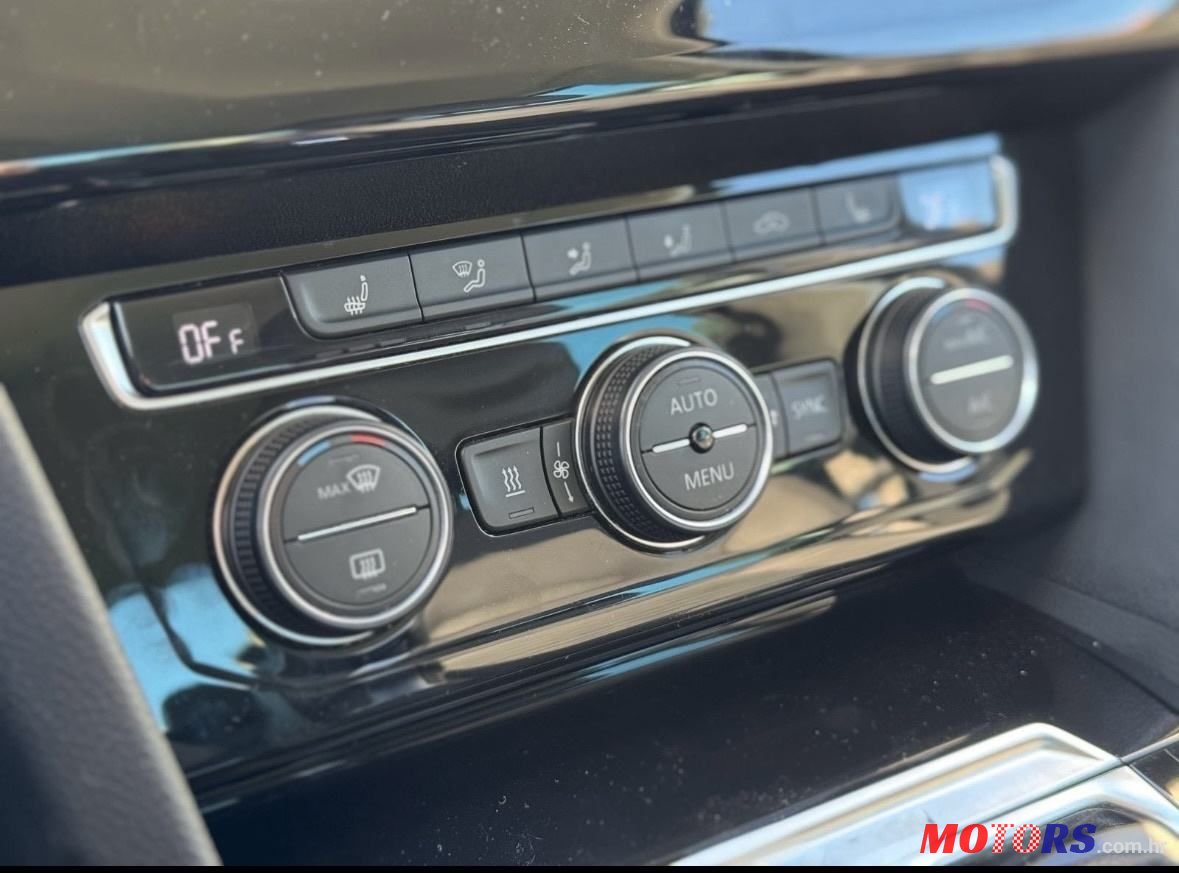 2016' Volkswagen Passat photo #4