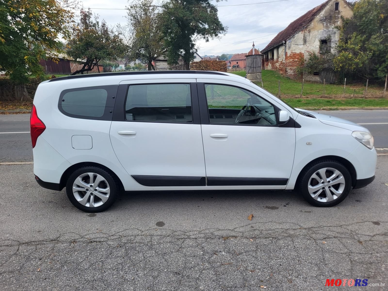2013' Dacia Lodgy photo #6