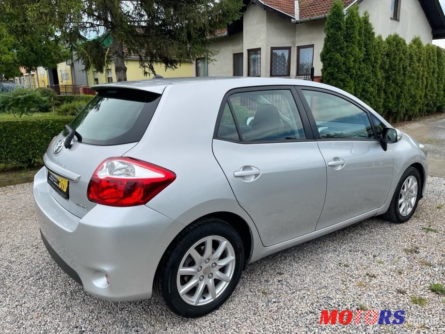 2011' Toyota Auris photo #4