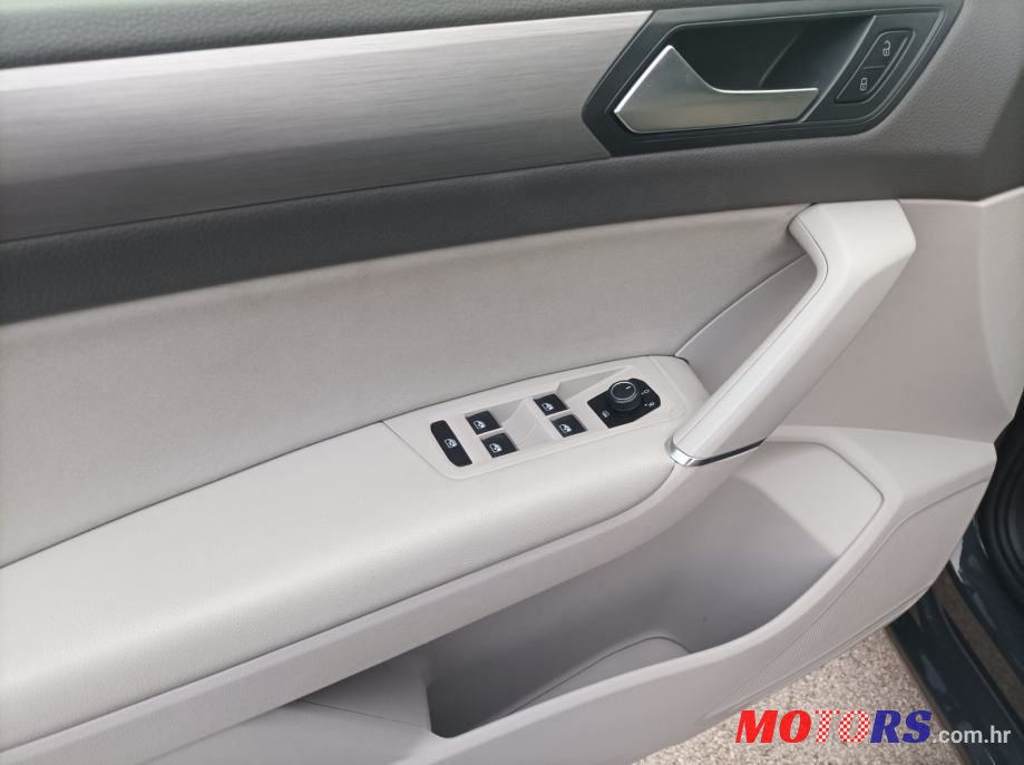 2016' Volkswagen Touran 2,0 Tdi Bmt photo #5